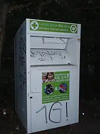 Altkleider-Container, Firma unbekannt, Aufkleber: "Schenken Sie ein Lächeln", Farbe: weiß