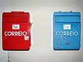 Caixas de correio normal e azul (apenas em alguns locais/estações), Portugal