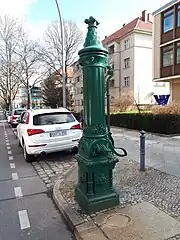 Typ II (Pumpe mit Tränkstein, der zur Straße abfließt)