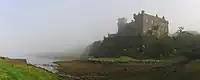 Foto von Dunvegan Castle im Nebel auf der Isle of Skye