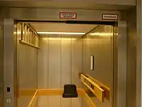 Innenansicht eines Feuerwehraufzuges.