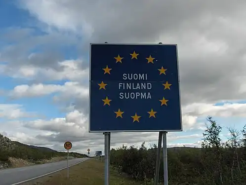 Trilingual sign in Finnish, Swedish and Northern Sami name:fi=Suomi name:sv=Finland name:se=Suopma