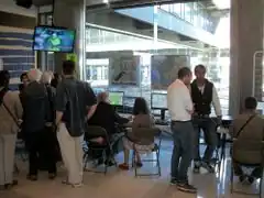Le stand OSM, légèrement envahi par le public du stand Wikimédia.