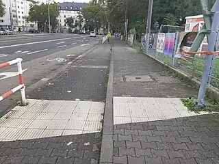 Ein straßenbegleitender Fuß- und Radweg. Wegen des Höhenunterschieds erscheint der Fußweg als ein Bürgersteig des Radwegs anstelle der Fahrbahn.