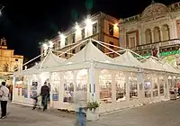 Barnum devant un restaurant[5]