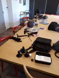Matériel divers (Gopro, attaches, ...) dispersés sur la table lors de la cartopartie à Ondres
