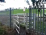 A small central pivot kissing gate