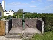 Une pompe manuelle installée sur la tête d'un puits