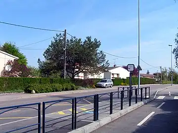 fence – a (railing) fence between the cycleway and a neighboring traffic area.
