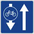 Señal de tráfico en España, la cual indica que los ciclistas pueden ir en dirección contraria al tráfico.