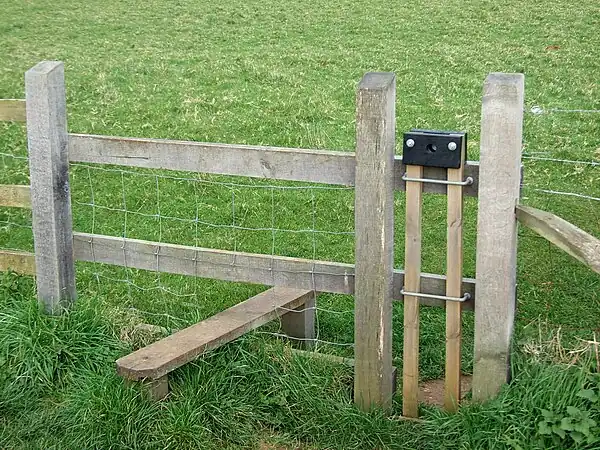 Stile with a dog gate barrier=stile stile=stepover step_count=1