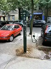 Auch hier können Handschwengel und Wasserauslass in verschiedene Richtungen zeigen.