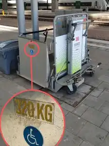 Label showing the maximum weight of the platform lift.