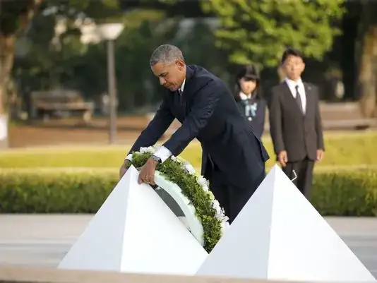 Obama laying a wreath at Hiroshima