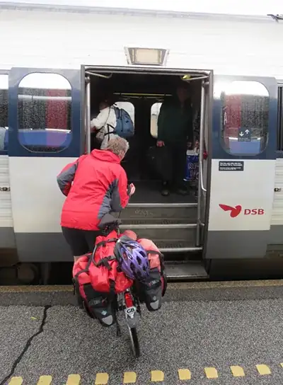 Image of a person entering an IC3 train with a bike