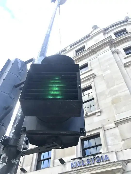 traffic lights in trafalgar square