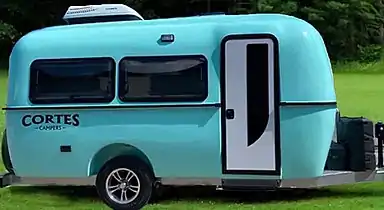 5.2&nbsp;m (17&nbsp;ft) moulded fiberglass camper weighs 1.22&nbsp;t (2,680&nbsp;lb) fully loaded.