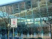 The structural building techniques of the shopping centre apparent from the exterior
