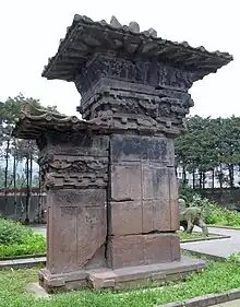 A stone-carved pillar-gate, or que (闕), 6&nbsp;m (20&nbsp;ft) in total height, located at the tomb of Gao Yi in Ya'an. (Eastern Han dynasty.)