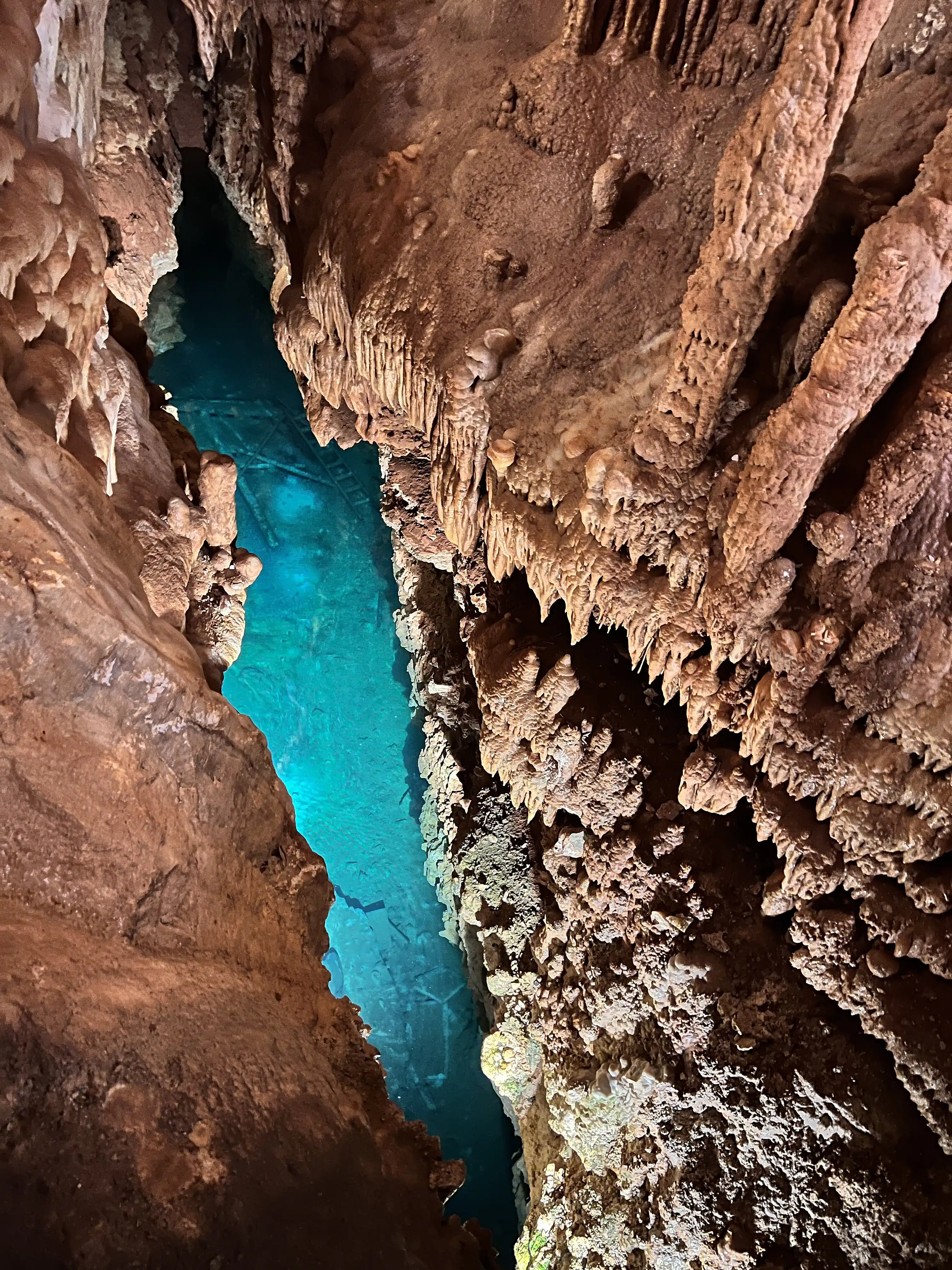 Mystery_Lake_in_Bridal_Cave_m