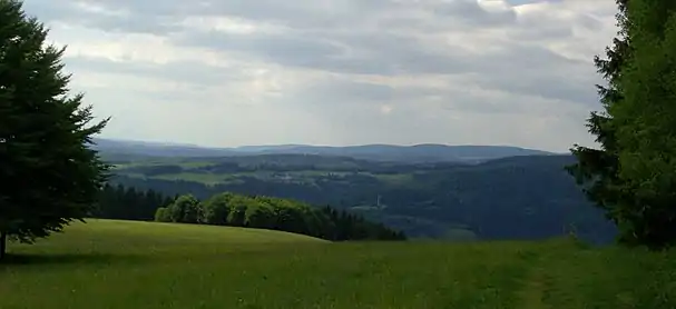 View of the Pleß (645&nbsp;m, left of centre, 52&nbsp;km away) in the northeast of the Vordere Rhön and the 14-km-distant Adlersberg (849,9&nbsp;m) with the Neuhäuser Hügel (891&nbsp;m)
