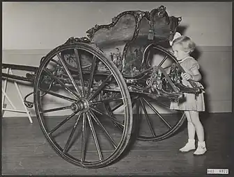 Elaborate decorations on this sjees