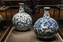 Two Chinese flasks with dragons; 1403-1424; underglaze blue porcelain; height (the left one): 47.8&nbsp;cm, height (the right one): 44.6&nbsp;cm; British Museum (London)