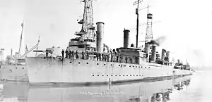In contrast, the flush-deck USS&nbsp;Sigourney (later HMS Newport) has no forecastle